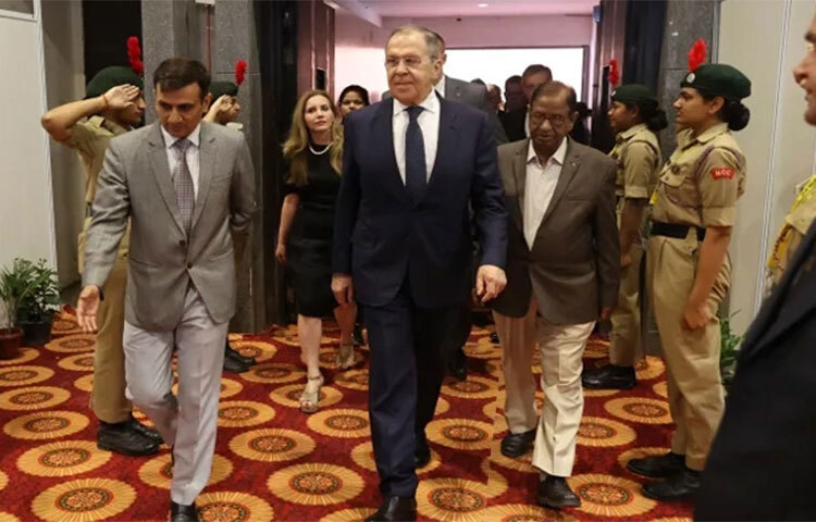 ইউক্রেন যুদ্ধ নিয়ে কোনো ধরনের মতৈক্য ছাড়াই শেষ হলো জি- ২০ জোটভুক্ত দেশগুলোর পররাষ্ট্রমন্ত্রীদের সম্মেলন। ভারতে অনুষ্ঠিত এ সম্মেলনে বিনাশর্তে ইউক্রেন থেকে রুশ সেনা প্রত্যাহারের সম্মিলিত বিবৃতিতে সই করতে অস্বীকৃতি জানায় রাশিয়া ও চীন। ফলে এ বিষয়ে কোনো ঐকমত্যে পৌঁছানো সম্ভব হয়নি। ছবি: সংগৃহীত