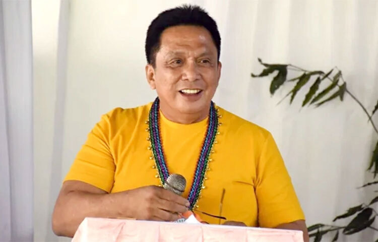 ফিলিপাইনে বাড়িতে ঢুকে বন্দুক হামলায় গভর্নরসহ ছয়জন নিহত হওয়ার খবর পাওয়া গেছে। কেন্দ্রীয় নেগ্রোস ওরিয়েন্টাল প্রদেশে এ হামলার ঘটনা ঘটে। পুলিশ জানায়, সন্দেহভাজন ছয়জন বন্দুকধারী একই ধরনের পোশাক পরে পামপ্লোনা শহরে গভর্নরের বাড়িতে প্রবেশ করে এবং এলোপাতাড়ি গুলি চালায়। এ হামলায় গভর্নর রোয়েল দেগামো ও আরও পাঁচজন নিহত হন। গভর্নরের স্ত্রীও বিষয়টি নিশ্চিত করেছেন। ছবি: সংগৃহীত