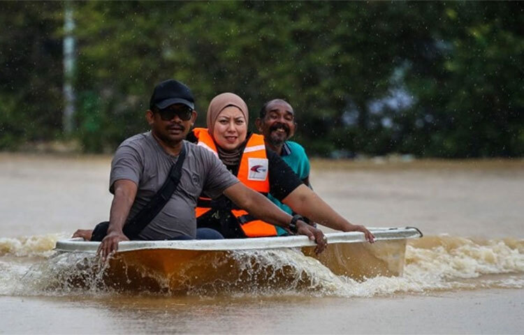 মালয়েশিয়ায় দেখা দিয়েছে মৌসুমি বন্যা। এতে এখন পর্যন্ত চারজনের মৃত্যুর খবর পাওয়া গেছে। তাছাড়া বাস্তুচ্যুত হয়েছে ৪০ হাজারের বেশি। দেশটির কিছু অংশে এখনো চলছে উদ্ধার অভিযান। ছবি: সংগৃহীত