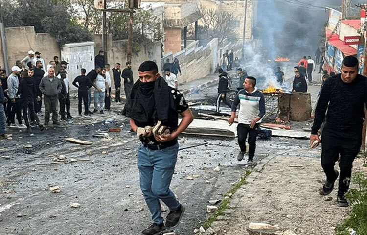 পশ্চিম তীরের জেনিন শহরে একটি শরণার্থীশিবিরে ইসরায়েলি বাহিনীর অভিযানে কমপক্ষে ছয় ফিলিস্তিনি নিহত হয়েছেন। ইসরায়েলি সেনাবাহিনী ও ফিলিস্তিনের স্বাস্থ্য মন্ত্রণালয় নিহতের এ সংখ্যা প্রকাশ করেছে। ইসরায়েলি সেনাবাহিনী বলছে, নিহত ব্যক্তিরা সবাই ফিলিস্তিনি বন্দুকধারী। এর মধ্যে হুওয়ারা গ্রামের কাছে এক ইহুদি বসতিতে দুই ভাইকে গুলি করে হত্যার ঘটনায় সন্দেহভাজন হামাস সদস্যও আছেন। ছবি: সংগৃহীত