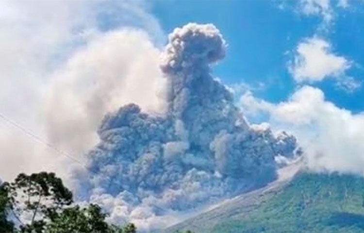 ইন্দোনেশিয়ার মেরাপি আগ্নেয়গিরিতে অগ্ন্যুৎপাত শুরু হয়েছে। আজ শুরু হওয়া এই উগ্ন্যুৎপাতের ফলে সেখান থেকে গরম ধোঁয়া বেরে হচ্ছে, যা এরই মধ্যে সাত কিলোমিটার দূর পর্যন্ত পৌঁছেছে। খবর রয়টার্সের। ছবি: সংগৃহীত