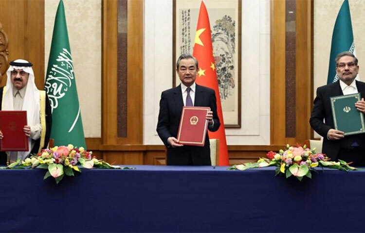 প্রায় সাত বছর বন্ধ থাকার পর আবারও কূটনৈতিক সম্পর্ক স্থাপনে সম্মত হয়েছে সৌদি আরব ও ইরান। চীনের মধ্যস্থতায় কয়েকদিনের আলোচনার পর অবশেষে দূতাবাস ফের চালু করতে রাজি হয়েছে দুই দেশ। মধ্যপ্রাচ্যের মুসলিমপ্রধান ও তেলসমৃদ্ধ দুই দেশের এই পুনর্মিলন বিশ্ব ব্যবস্থায় উল্লেখযোগ্য ভূমিকা রাখবে তা বলা বাহুল্য। ছবি: সংগৃহীত