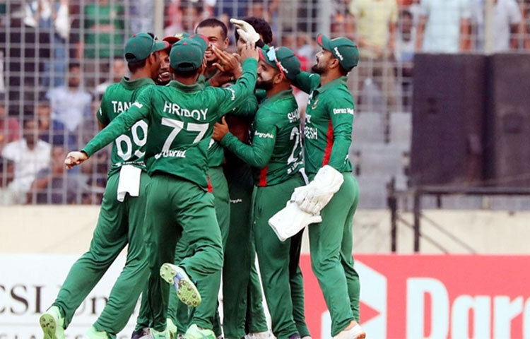 রুদ্ধশ্বাস এক লড়াইয়ে শেষ ওভারে ১৬ রানে ইংল্যান্ডকে হারালো বাংলাদেশ। তিন ম্যাচের টি-টোয়েন্টি সিরিজে বিশ্বচ্যাম্পিয়নদের ৩-০ ব্যবধানে বাংলাওয়াশ করেই ছাড়লো সাকিব বাহিনী। ছবি: সংগৃহীত