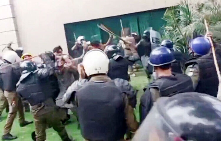 তোশাখানার মামলায় আদালতের শুনানিতে অংশ নিতে ইসলামাবাদ যাচ্ছিলেন সাবেক প্রধানমন্ত্রী ও পাকিস্তান তেহরিক-ই-ইনসাফের (পিটিআই) চেয়ারম্যান ইমরান খান। লাহোরের জামান পার্কের বাড়ি থেকে ইমরান খান বের হতেই পুলিশ সেখানে অভিযান শুরু করে। এসময় পিটিআই নেতা ও ইমরান খানের সমর্থকরা বাধা দিলে বেধড়ক পেটানো শুরু করে পুলিশ। ছবি: সংগৃহীত