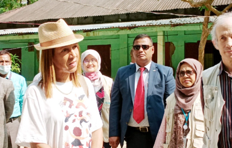 সুনামগঞ্জের শান্তিগঞ্জ উপজেলার উজানিগাঁও গ্রামে ব্র্যাকের প্রাক-প্রাথমিক বিদ্যালয় পরিদর্শন করেছেন বাংলাদেশে নিযুক্ত ব্রিটিশ হাইকমিশনার রবার্ট চ্যাটারটন ডিকসন ও ব্রিটিশ সংসদ সদস্য হেলেন গ্রান্ট। আজ দুপুরে উপজেলার ব্র্যাকের বিভিন্ন প্রাক-প্রাথমিক বিদ্যালয় পরিদর্শন করেন তারা। ছবি: লিপসন আহমেদ