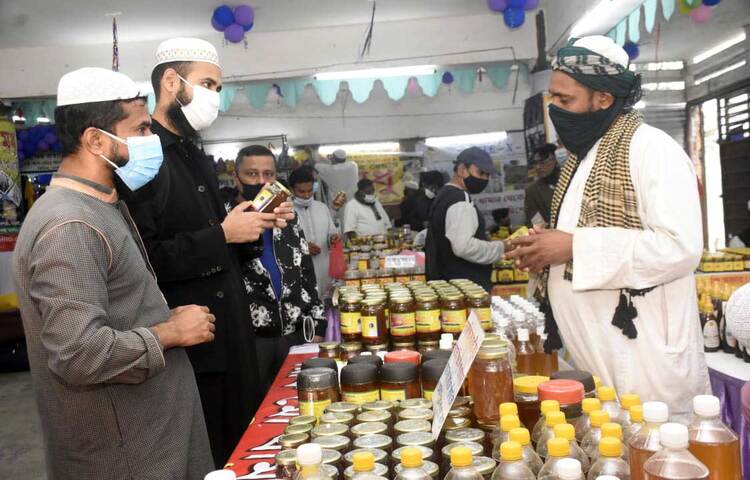 আজ শুরু হয়েছে পাঁচ দিনব্যাপী বিসিক মধু, হস্ত ও কুটির শিল্প মেলা। জাতির পিতা বঙ্গবন্ধু শেখ মুজিবুর রহমানের জন্মশতবার্ষিকী ‘মুজিববর্ষ’ উপলক্ষে গৃহীত কর্মসূচির অংশ হিসেবে উদ্যোক্তাদের সহযোগিতায় এ মেলার আয়োজন করেছে বাংলাদেশ ক্ষুদ্র ও কুটির শিল্প করপোরেশন (বিসিক)। মেলা চলছে মতিঝিল বিসিক ভবনের নিচতলা ও দোতলায়। ছবি: জাগো নিউজ