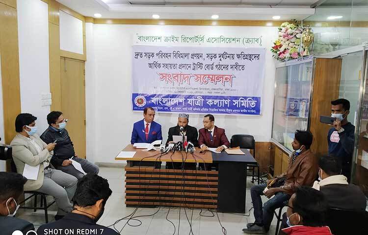 আজ রাজধানীতে দ্রুত সড়ক বিধিমালা প্রণয়ন ও সড়ক দুর্ঘটনায় ক্ষতিগ্রস্তদের আর্থিক সহায়তা প্রদানে ট্রাস্টি বোর্ডের দাবিতে সংবাদ সম্মেলন করেছে বাংলাদেশ যাত্রী কল্যাণ সমিতি। ছবি: জাগো নিউজ