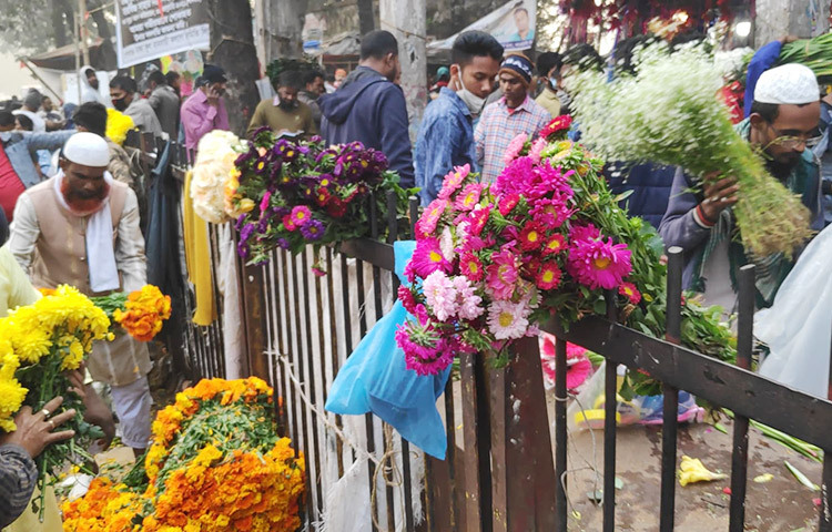 রাজধানীর শাহবাগের ফুলের দোকানে ক্রেতারা পছন্দের ফুল কিনছেন। ছবি: জাগো নিউজ