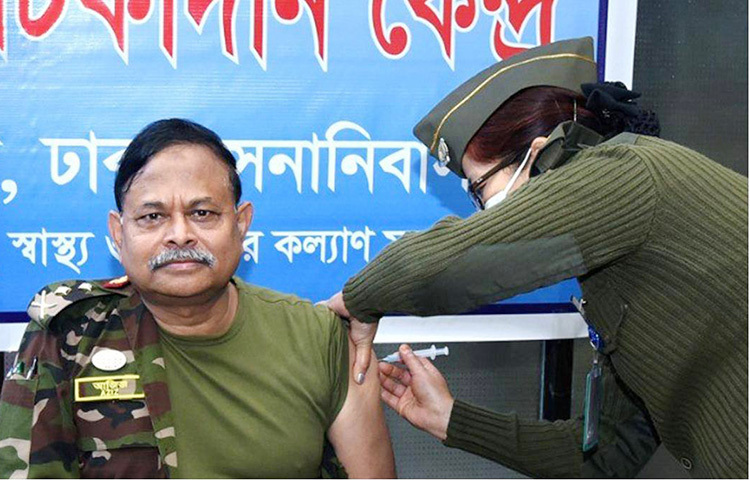 সেনাবাহিনী প্রধান জেনারেল আজিজ আহমেদ সম্মিলিত সামরিক হাসপাতাল (সিএমএইচ), ঢাকায় করোনাভাইরাসের টিকা নিলেন। আজ আন্তঃবাহিনী জনসংযোগ পরিদফতরের এক সংবাদ বিজ্ঞপ্তিতে এ তথ্য জানানো হয়। ছবি: সংগৃহীত