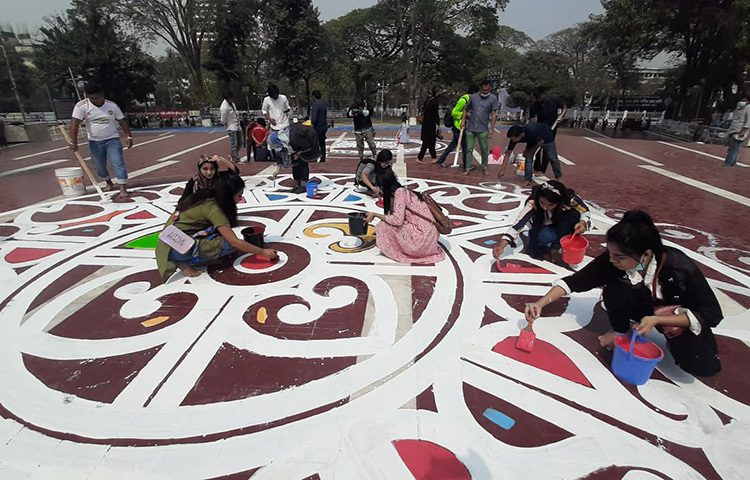 রাজধানীর ঢাকা মেডিকেল কলেজ হাসপাতাল সংলগ্ন কেন্দ্রীয় শহীদ মিনার একুশের শহীদদের শ্রদ্ধা জানানোর জন্য প্রস্তত করা হচ্ছে। ছবি: বিপ্লব দিক্ষিৎ