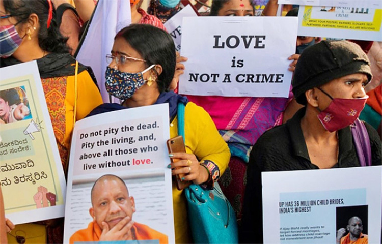 ধর্মান্তরিত বিয়ে রুখতে ভারতের উত্তরপ্রদেশে ‘লাভ জিহাদ’ বিল পাস হয়েছে। ২৪ ফেব্রæয়ারি উত্তরপ্রদেশের বিধানসভায় কণ্ঠভোটে বিলটি পাস হয়। এদিকে এই আইনকে চ্যালেঞ্জ করে ভারতের সুপ্রিম কোর্টে মামলা করেছে স্বেচ্ছাসেবী সংগঠন সিটিজেন ফর জাস্টিস অ্যান্ড পিস। ছবি: সংগৃহীত