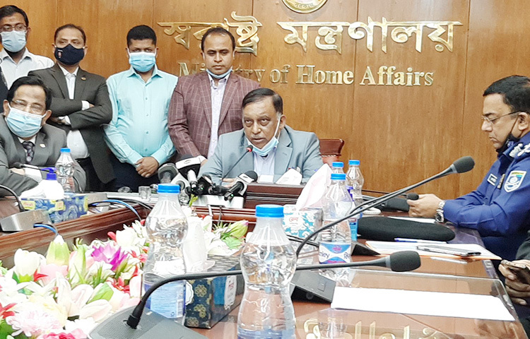 আইন-শৃঙ্খলা রক্ষায় তিন পার্বত্য জেলায় সেনাবাহিনীর ছেড়ে যাওয়া ক্যাম্পে পুলিশ মোতায়েন করা হবে বলে জানিয়েছেন স্বরাষ্ট্রমন্ত্রী আসাদুজ্জামান খান কামাল। আজ সচিবালয়ে সাংবাদিকদের এ কথা জানান তিনি। ছবি: জাগো নিউজ