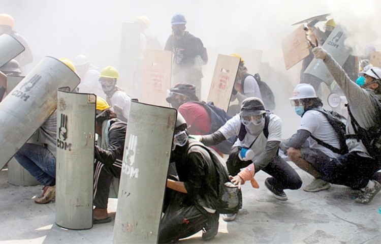 মিয়ানমারে সামরিক জান্তা সরকারবিরোধী বিক্ষোভ চলছেই। বেসামরিক সরকারের হাতে ক্ষমতা ফিরিয়ে দেয়ার দাবিতে রাজপথে এক মাসের বেশি সময় ধরে বিক্ষোভ করছে দেশটির বিভিন্ন শ্রেণি-পেশার মানুষ। এদিকে বিক্ষোভে পুলিশের গুলিতে আরও দুই বিক্ষোভকারী নিহত হয়েছে। ছবি: সংগৃহীত