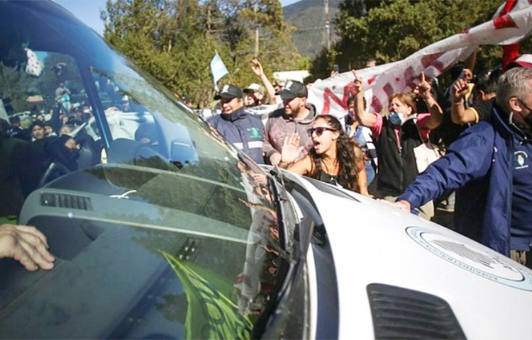 আর্জেন্টিনার প্রেসিডেন্ট আলবার্তো ফার্নেনদাজকে বহনকারী একটি মিনিবাসে হামলা চালিয়েছে বিক্ষোভকারীরা। দেশটির পাতাগোনিয়া এলাকায় ওই হামলার ঘটনা ঘটেছে। ছবি: সংগৃহীত