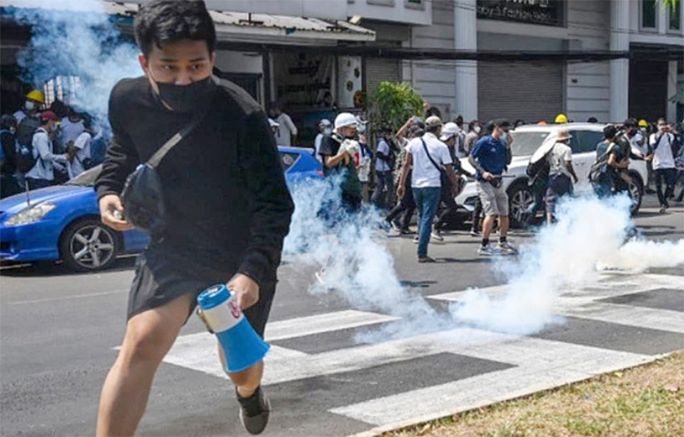 মিয়ানমারে ১ ফেব্রæয়ারি মিয়ানমারের বেসামরিক সরকারকে সরিয়ে ক্ষমতা দখল করে নেয় সেনাবাহিনী। তারপর থেকেই বেসামরিক সরকারের হাতে ক্ষমতা ফিরিয়ে দিতে সামরিক বাহিনীর বিরুদ্ধে রাজপথে বিক্ষোভ করে যাচ্ছে দেশটির বিভিন্ন শ্রেণি-পেশার মানুষ। ছবি: সংগৃহীত