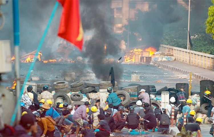মিয়ানমারের নিরাপত্তা বাহিনী শুক্রবার আরও আটজন বিক্ষোভকারীকে গুলি করে হত্যা করেছে। অংবান শহরে নিরাপত্তা বাহিনী অভ্যুত্থান বিরোধীদের ছত্রভঙ্গ করতে টিয়ারগ্যাস ছোড়ে। এরপর বিক্ষোভকারীদের একটি ব্যারিকেড সরিয়ে দিতে তারা গুলি চালায়। ছবি: সংগৃহীত