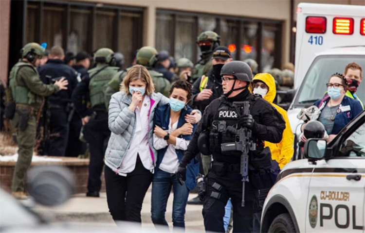 যুক্তরাষ্ট্রের কলোরাডো অঙ্গরাজ্যের একটি নিত্যপ্রয়োজনীয় জিনিসপত্রের বাজারে বন্দুকধারীর হামলায় কমপক্ষে ১০ জন নিহত হয়েছে। ওই হামলার ঘটনায় এক পুলিশ কর্মকর্তাও নিহত হয়েছেন। ছবি: সংগৃহীত