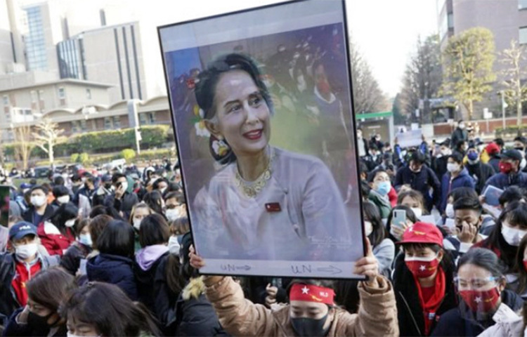 গত বুধবার মিয়ানমারের নিরাপত্তা বাহিনীর অভিযানের সময় গ্রেফতার হওয়া শত শত বন্দিকে মুক্তি দিয়েছে সামরিক জান্তা সরকার। দেশটিতে সামরিক সরকারের বিরুদ্ধে বিক্ষোভ অব্যাহত রয়েছে। ছবি: সংগৃহীত