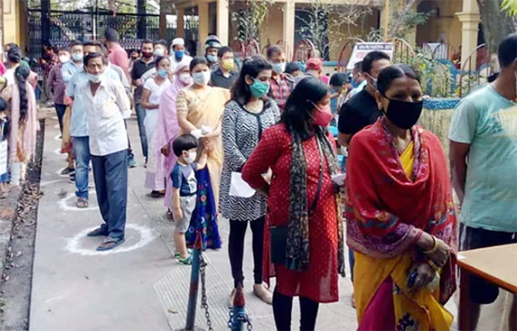 ভারতের পশ্চিমবঙ্গ ও আসামে বিধানসভা নির্বাচনে প্রথম ধাপের ভোটগ্রহণ শুরু হয়েছে। করোনাভাইরাস মহামারির কারণে ভোটদানের সময় এক ঘণ্টা বাড়ানো হয়েছে। স্থানীয় সময় শনিবার সকাল ৭টায় ভোটগ্রহণ শুরু হয়। ছবি: সংগৃহীত