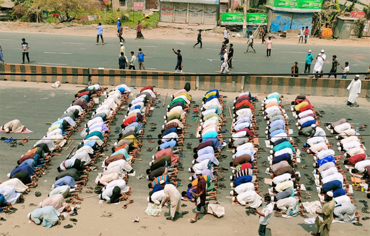 নারায়ণগঞ্জের সিদ্ধিরগঞ্জের ঢাকা-চট্টগ্রাম মহাসড়কের শিমরাইল এলাকায় হেফাজতকর্মীরা হরতাল চলাকালে রাস্তায় নামাজ পড়েছেন। ছবি: এস কে শাওন