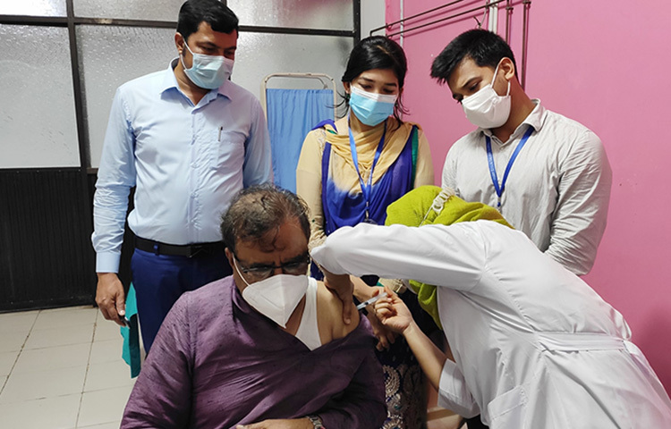 সংস্কৃতি বিষয়ক মন্ত্রণালয়ের প্রতিমন্ত্রী কে এম খালিদ এমপি আজ দুপুরে ঢাকা মেডিকেল কলেজ হাসপাতালের করোনা টিকাদান বুথে কোভিড-১৯ টিকার দ্বিতীয় ডোজ গ্রহণ করেন। ছবি: সংস্কৃতি বিষয়ক মন্ত্রণালয়