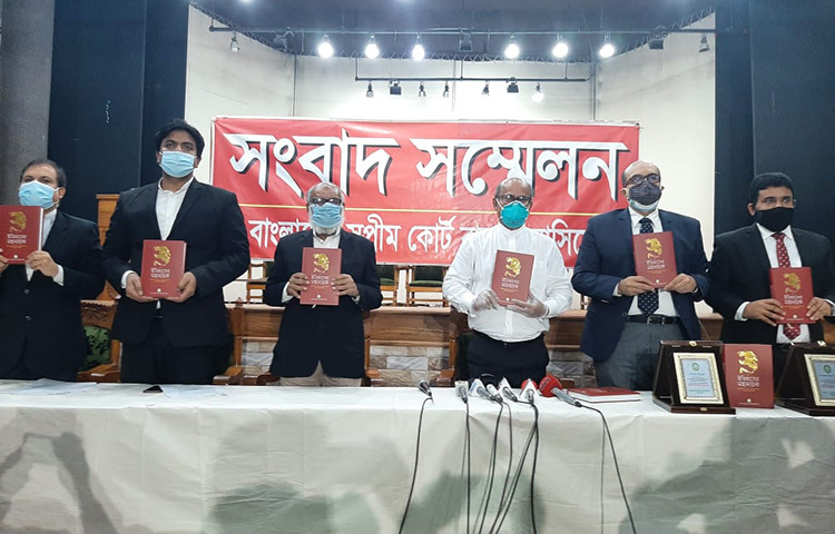 জাতির পিতা বঙ্গবন্ধু শেখ মুজিবুর রহমানের জন্মশতবার্ষিকীতে শ্রদ্ধাঞ্জলি হিসেবে ‘ইতিহাসের মহানায়ক’ গ্রন্থের মোড়ক উন্মোচন করা হয়েছে। আজ সুপ্রিম কোর্ট আইনজীবী সমিতির শহীদ শফিউর রহমান মিলনায়তনে রাষ্ট্রের প্রধান আইন কর্মকর্তা ও সুপ্রিম কোর্ট আইনজীবী সমিতির সভাপতি এএম আমিন উদ্দিন এটি উন্মোচন করেন। ছবি: জাগো নিউজ