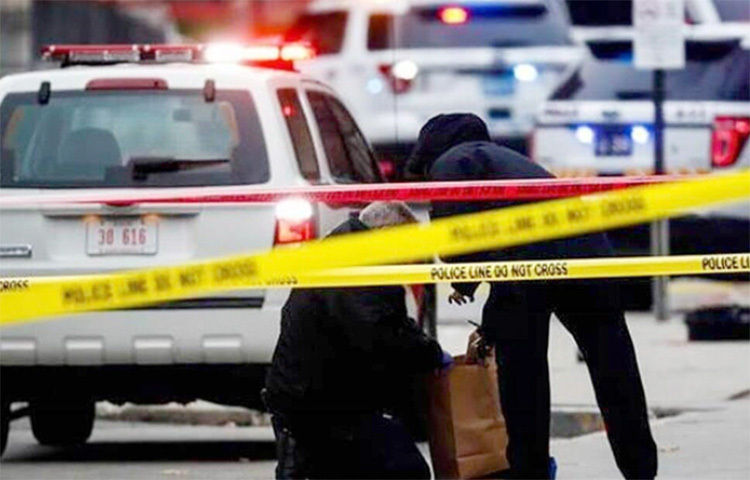 যুক্তরাষ্ট্রের টেক্সাস অঙ্গরাজ্যের একটি শিল্প এলাকায় বন্দুকধারীর গুলিতে একজন নিহত এবং অন্তত পাঁচজন আহত হয়েছেন। স্থানীয় সময় বৃহস্পতিবার রাত আড়াইটার দিকে ব্রায়ান শহরের কেন্ট মুর ক্যাবিনেট নামে একটি প্রতিষ্ঠানে এ ঘটনা ঘটে। ছবি: সংগৃহীত