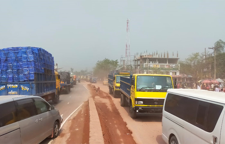 সিরাজগঞ্জের চান্দাইকোনা এলাকায় দুটি ট্রাকের মুখোমুখি সংঘর্ষের কারণে হাটিকুমরুল এলাকা থেকে বগুড়া মহাসড়কে যান চলাচলে ধীরগতি রয়েছে। ছবি: ইউসুফ দেওয়ান রাজু
