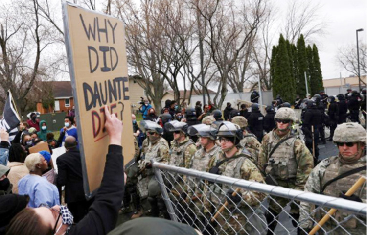 পুলিশের হাতে ‘ভুলক্রমে’ এক কৃষ্ণাঙ্গ তরুণ হত্যার প্রতিবাদে সোমবার রাতেও ব্যাপক বিক্ষোভ-সহিংসতা ও ধরপাকড় হয়েছে যুক্তরাষ্ট্রের মিনেসোটা অঙ্গরাজ্যে। এদিন মিনিয়াপোলিস শহর থেকে গ্রেফতার করা হয়েছে অন্তত ৪০ জনকে। ছবি: সংগৃহীত