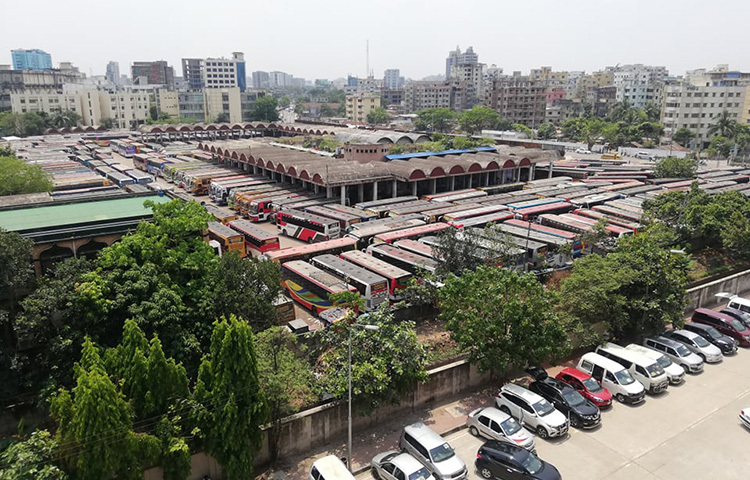 ব্যস্ত মহাখালীর বাস টার্মিনালের নিরব দৃশ্য। লকডাউনের কারণে টার্মিনালের মধ্যে দেশের বিভিন্ন জেলার ছুটে চলা বাসগুলো থেমে আছে। ছবি: মাহবুব আলম
