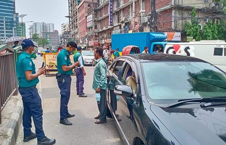লকডাউন সফল করতে রাজধানীর বিভিন্ন সড়কে পুলিশ সদস্যরা চেষ্টা চালাচ্ছেন। ছবি: জাগো নিউজ