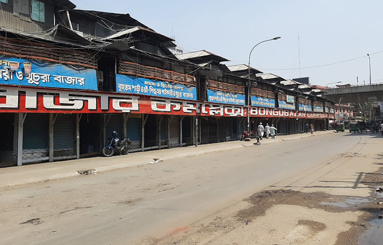 রাজধানীর গুলিস্তান এলাকার ব্যস্ততম বঙ্গবাজারের আজকের দৃশ্য। আজ দুপুরের দিকে দেখা গেছে বঙ্গবাজারের চারদিক জনশূন্য। ছবি: জাগো নিউজ