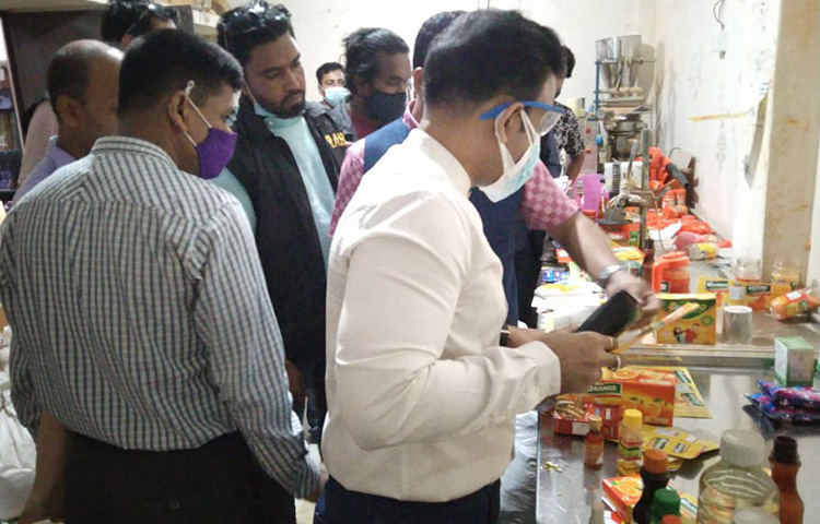 আজ রাজধানীর মাতুয়াইলের শাওন কনজ্যুমার ফুড প্রডাক্ট লি. নামক প্রতিষ্ঠানে ভেজাল বিরোধী অভিযান পরিচালনা করেছে র‌্যাব। ছবি: জাগো নিউজ