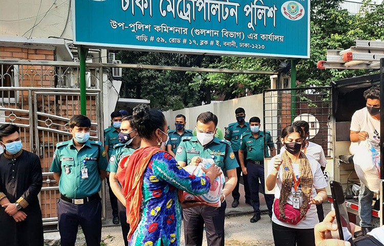 আজ গুলশান বিভাগের উপ-পুলিশ কমিশনার সুদীপ কুমার চক্রবর্তী তার কার্যালয়ের সামনে ‘রবিনহুড দ্য অ্যানিমেল রেস্কিউ’-এর পক্ষ থেকে খাদ্য সহায়তা তুলে দেয়ার মাধ্যমে এ কার্যক্রমের উদ্বোধন করেন। ছবি: জাগো নিউজ