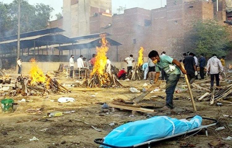 ভারতের দিল্লি এখন এক মৃত্যুপুরী। মানুষের মৃত্যুর সারি এখানে এতই দীর্ঘ হচ্ছে যে, তাদের দাহ করতে পেতে হচ্ছে বেগ। শহরের শ্মশানগুলো এখন আর খালি নেই। সেখানে মরদেহের দীর্ঘ লাইন। ছবি: সংগৃহীত
