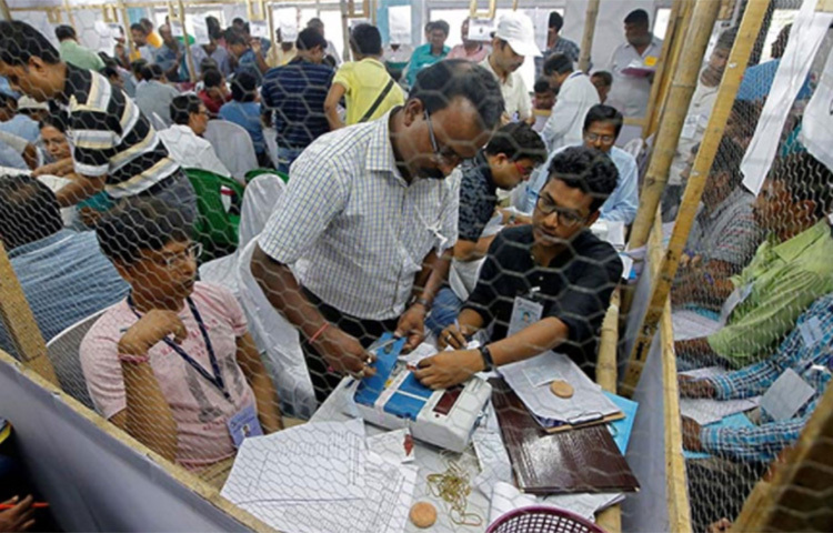 ভারতের পশ্চিমবঙ্গের বিধানসভা নির্বাচনের ভোটগণনার শুরু থেকেই চূড়ান্ত অব্যবস্থা দেখা গেছে পূর্ব মেদিনীপুর জেলায়। অভিযোগ, রবিবার সকাল থেকেই জেলার ৬টি গণনাকেন্দ্রের কোনো তথ্যই সংবাদমাধ্যমের প্রতিনিধিদের কাছে পৌঁছয়নি। ফলে নন্দীগ্রামসহ জেলার ১৬টি বিধানসভা কেন্দ্রের ভোট গণনার তথ্য হাতে পেতে রীতিমতো কালঘাম ছোটে তাদের। ছবি: সংগৃহীত