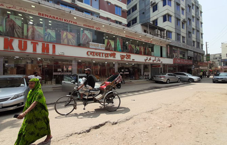 এভাবে চলতে থাকলে ব্যবসা ছাড়তে বাধ্য হবেন তারা। আজ মিরপুর-১০ নম্বরের একাধিক দোকান ঘুরে এমন চিত্র দেখা গেছে। দুপুর ১টায় বেনারসি রূপশ্রীনগর শাড়ির দোকানে একজন ক্রেতাকে শাড়ি বাছাই করতে দেখা যায়। ছবি: জাগো নিউজ