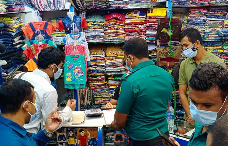 স্বাস্থ্যবিধি পরিপালন ও মাস্ক পরা নিশ্চিত করতে রাজধানীর বেইলি রোড এলাকার বিভিন্ন শপিংমলে অভিযান চালায় ঢাকা মেট্রোপলিটন পুলিশের ভ্রাম্যমাণ আদালত। মাস্ক না পরায় বেইলি রোডের বিভিন্ন শপিংমলের ব্যবসায়ী ও ক্রেতাদের জরিমানা করেছেন ভ্রাম্যমাণ আদালতের নির্বাহী ম্যাজিস্ট্রেট। ছবি: বিপ্লব দিক্ষিৎ