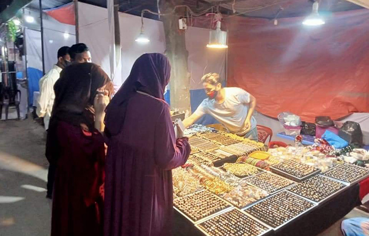 বিসিক উদ্যোক্তা ফোরাম, ঐক্য ফাউন্ডেশন, পিপলস ফুটওয়্যার ও লেদার গুডসের যৌথ সহযোগিতায় এ হাটের আয়োজন করেছে বিসিক। আজ বিসিক চেয়ারম্যান মো. মোশতাক হাসান প্রধান অতিথি হিসেবে উপস্থিত থেকে এ উদ্যোক্তা হাটের উদ্বোধন করেন। ছবি: জাগো নিউজ