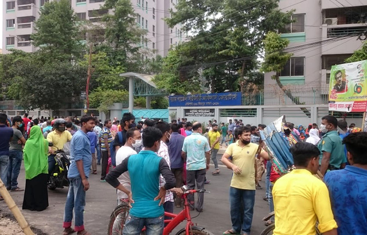 মিরপুরে আন্দোলনরত গার্মেন্টস শ্রমিকদের দাবি আদায়ে মালিকপক্ষ আলোচনায় বসার সিদ্ধান্ত নিয়েছে। আলোচনার মাধ্যমে শ্রমিকদের দাবি-দাওয়া পূরণ করার চেষ্টা করা হবে বলে জানা গেছে। এই আশ্বাসে আন্দোলন স্থগিত করার ঘোষণা দিয়েছেন আন্দোলনকারীরা। ছবি: জাগো নিউজ