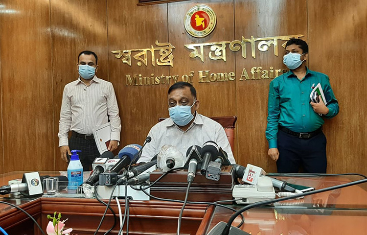 বিএনপি চেয়ারপারসন বেগম খালেদা জিয়া চিকিৎসার জন্য বিদেশে যেতে পারবেন না বলে জানিয়েছেন স্বরাষ্ট্রমন্ত্রী আসাদুজ্জামান খান কামাল। আজ সচিবালয়ে নিজ দফতরে সাংবাদিকদের সঙ্গে আলাপকালে মন্ত্রী এ কথা জানান। ছবি: জাগো নিউজ