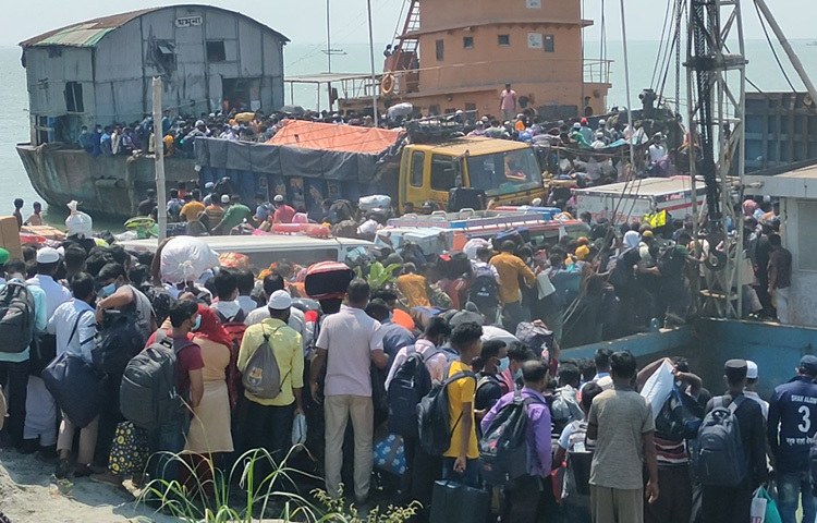 মানিকগঞ্জ ফেরিঘাটেও ঈদে ঘরমুখো যাত্রীদের ভিড় দেখা গেছে। ছবি: আরাফাত রায়হান সাকিব