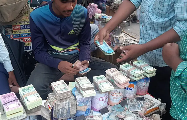 ঈদ উপলক্ষে রাজধানীর গুলিস্তানে নতুন টাকা বিক্রি হচ্ছে। ছবি: বিপ্লব দিক্ষিৎ