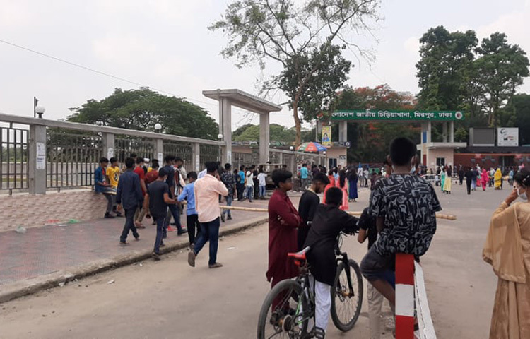 ঈদ আনন্দে ঘুরতে রাজধানীর চিড়িয়াখানতেও ব্যাপক ভিড় দেখা গেছে। ছবি: বিপ্লব দিক্ষিৎ