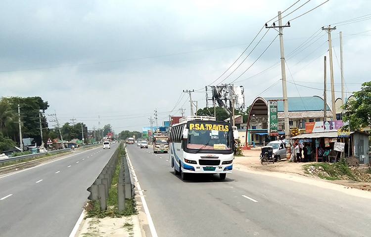 ঢাকা-টাঙ্গাইল বঙ্গবন্ধু সেতু মহাসড়কে চলছে দূরপাল্লার বাস। আজ সকাল থেকেই ঈদের ছুটি শেষে কর্মস্থলে ফিরছেন মানুষ। এ সুযোগে এই মহাসড়কে বেড়েছে ঢাকাগামী দূরপাল্লার বাসের চাপ। ছবি: জাগো নিউজ