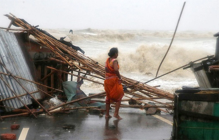 ঘূর্ণিঝড় ইয়াসের প্রভাবে ভারতের পশ্চিমবঙ্গে প্রায় এক কোটি মানুষ ক্ষতিগ্রস্ত হয়েছে। এছাড়া এ রাজ্যে প্রাণ হারিয়েছেন একজন। ছবি: সংগৃহীত