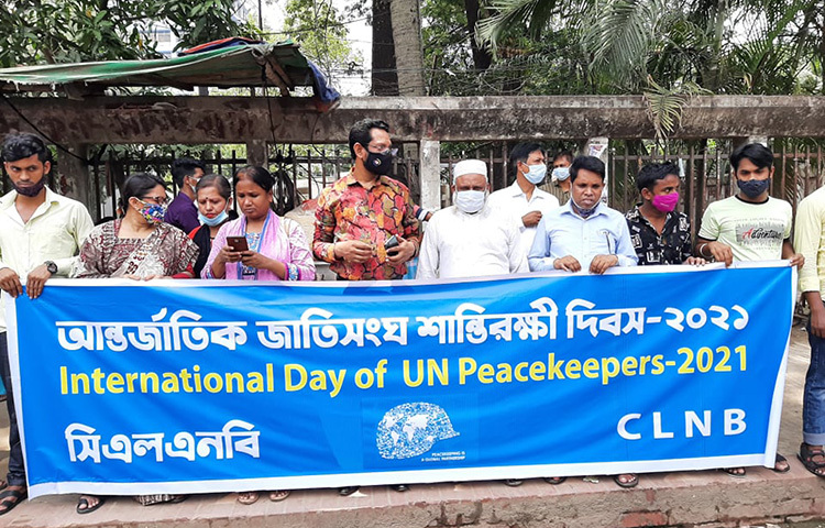 আজ সকালে জাতীয় প্রেস ক্লাবের সামনে আন্তর্জাতিক জাতিসংঘ শান্তিরক্ষী দিবস উপলক্ষে সিএলএনবি’র উদ্যোগে এক শান্তি সমাবেশ অনুষ্ঠিত হয়। ছবি: জাগো নিউজ