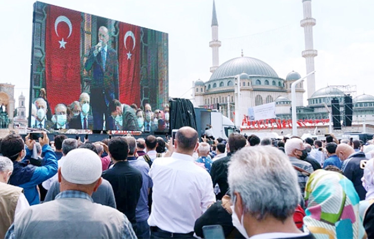 তুরস্কের অন্যতম গুরুত্বপূর্ণ শহর ইস্তাম্বুলের প্রাণকেন্দ্র তাকসিম স্কয়ারে একটি নতুন মসজিদ উদ্বোধন করেছেন প্রেসিডেন্ট রিসেপ তাইয়েপ এরদোয়ান। ছবি: সংগৃহীত