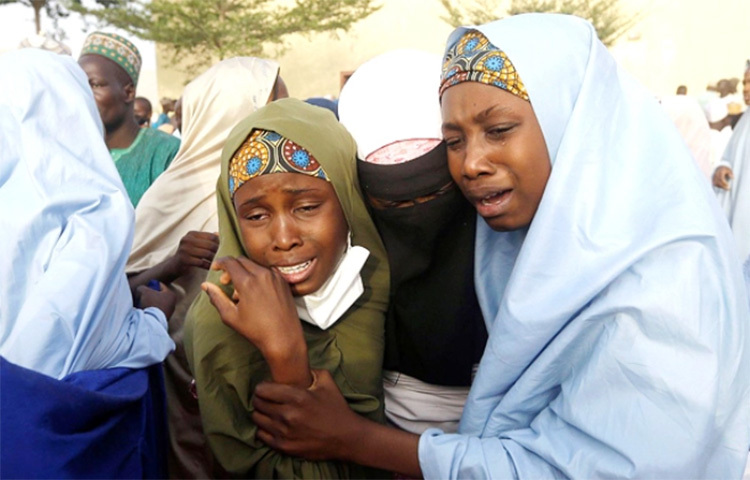 নাইজেরিয়ার একটি ধর্মীয় শিক্ষাপ্রতিষ্ঠান থেকে বহু শিক্ষার্থীকে অপহরণ করেছে বন্দুকধারীরা। দেশটির নাইজার প্রদেশের তেজিনা শহরের একটি প্রতিষ্ঠান থেকে তাদের অপহরণ করা হয়। শিক্ষার্থীরা সহপাঠীদের শোকে কাঁদছে। ছবি: রয়টার্স