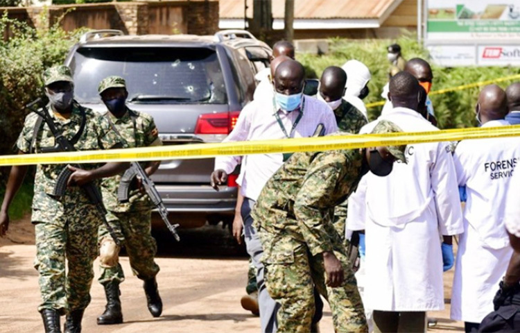 উগান্ডায় এক প্রভাবশালী মন্ত্রীর গাড়িতে হামলা চালিয়েছে একদল বন্দুকধারী। এতে মন্ত্রী গুলিবিদ্ধ হলেও প্রাণে বেঁচে গেছেন। তবে মারা গেছেন সঙ্গে থাকা তার মেয়ে ও গাড়িচালক। উগান্ডান সেনাবাহিনীর মুখপাত্র ও স্থানীয় সংবাদমাধ্যমগুলো এ তথ্য নিশ্চিত করেছে। ছবি: সংগৃহীত